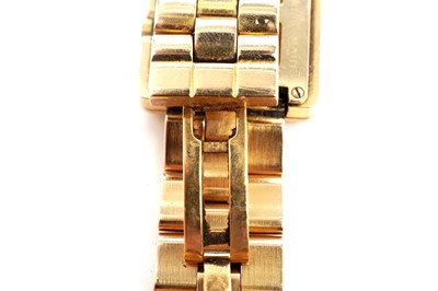 Lot 1022 - Gucci: an 18ct yellow gold cased lady's wristwatch