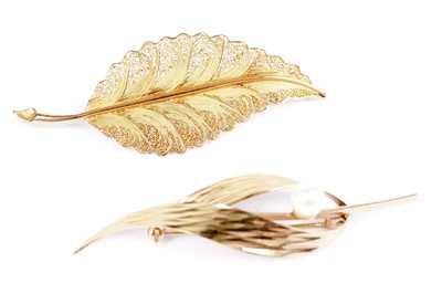 Lot 552 - A 18ct yellow gold filigree leaf motif brooch