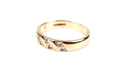 Lot 563 - A diamond wedding ring