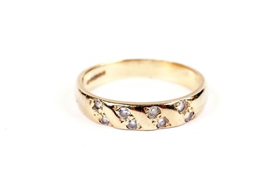 Lot 563 - A diamond wedding ring