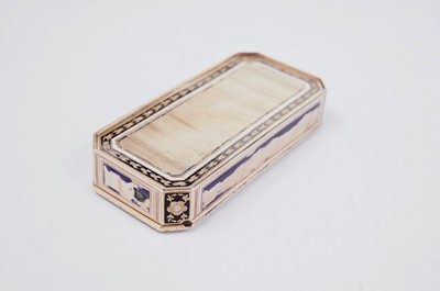 Lot 1660 - An early 19th Century Continental gold snuff box