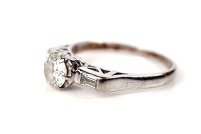 Lot 654 - A diamond ring