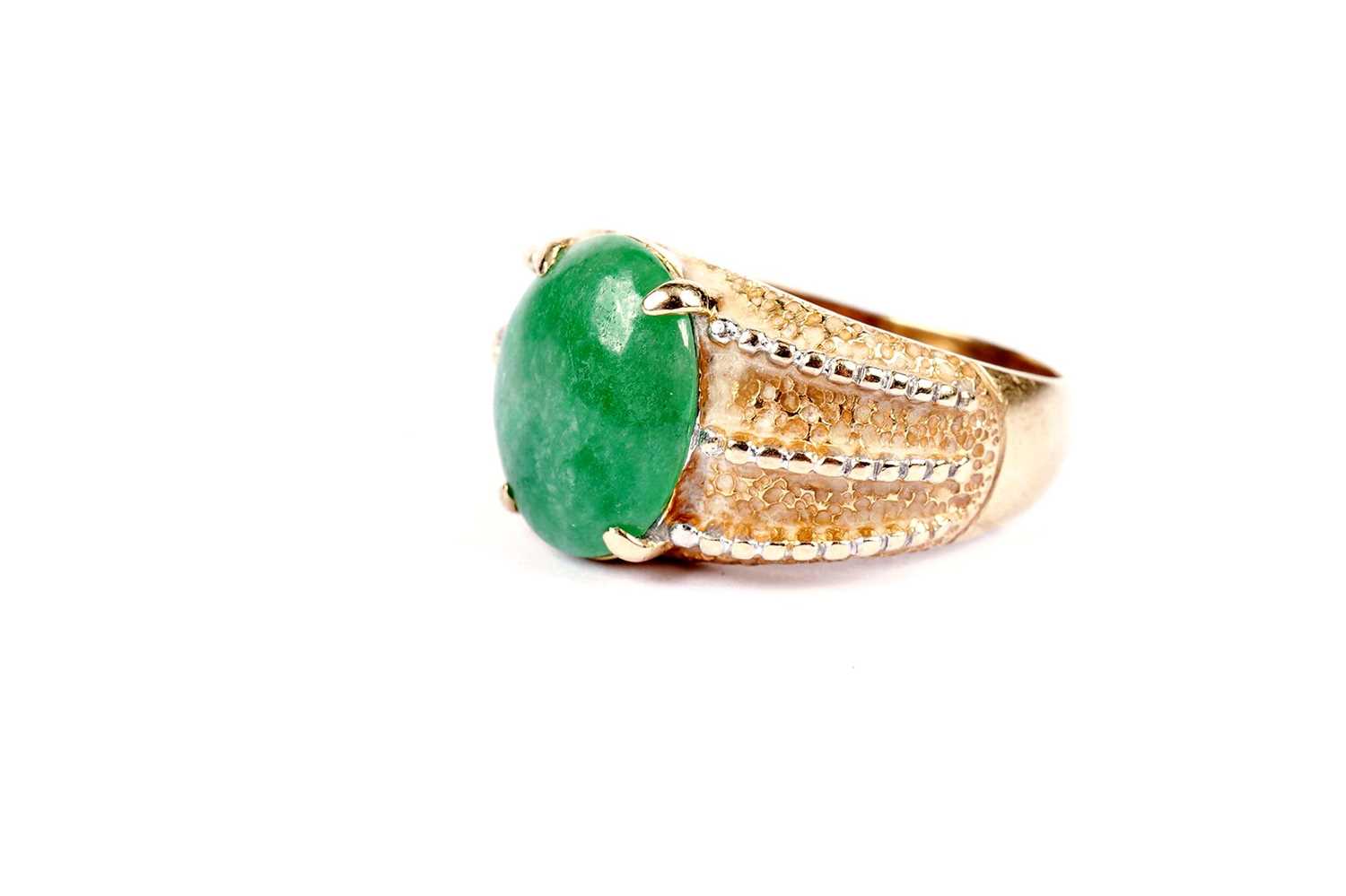 Lot 549 - An aventurine quartz and yellow gold dress ring