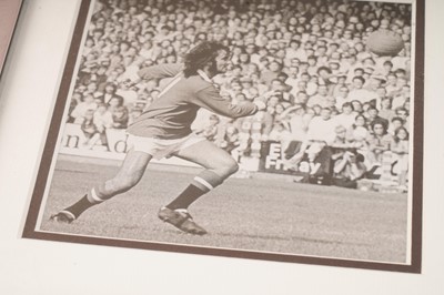 Lot 561 - A framed George Best autograph