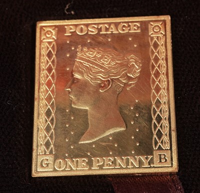 Lot 367 - The British Definitive Stamp Replica Issue 22ct yellow gold Penny Black and £1 Machin