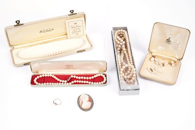 Lot 675 - A selection of cultured pearl and other jewellery