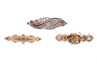 Lot 600 - Victorian and Edwardian bar brooches