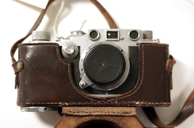 Lot 470 - A Leica IIIc rangefinder camera, and other Leica/Leitz accessories