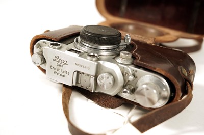 Lot 470 - A Leica IIIc rangefinder camera, and other Leica/Leitz accessories