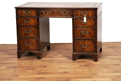 Lot 85 - An early/mid-20th Century mahogany kneehole desk