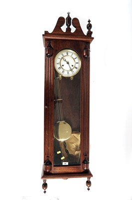 Lot 40 - A good quality modern Vienna-style wall clock with Kieninger movement
