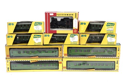 Lot 302 - A selection of HO-gauge locomotives and carriages