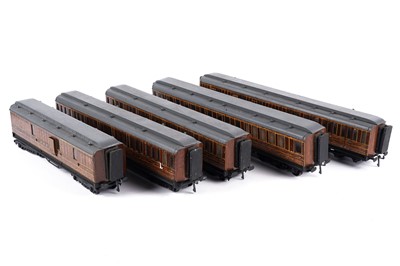 Lot 312 - Five 0-gauge carriages