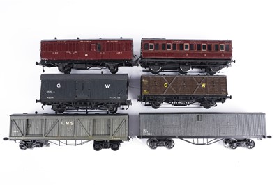 Lot 335 - Two 0-gauge carriages and coaches