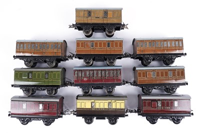 Lot 345 - Hornby 0-gauge passenger coaches, brake vans and other railway models