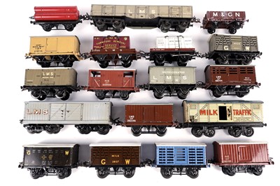 Lot 346 - Hornby 0-gauge goods vans and other railway models