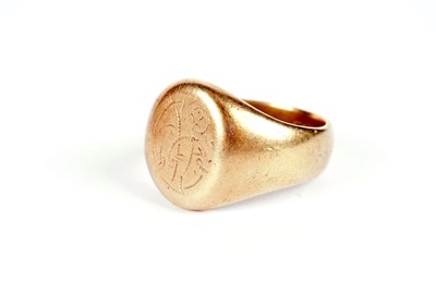 Lot 510 - An 18ct yellow gold signet ring