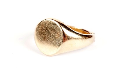 Lot 512 - An 18ct yellow gold signet ring