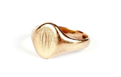 Lot 511 - An 18ct yellow gold signet ring