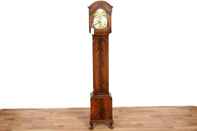 Lot 130 - An early 20th Century German mahogany grandmother clock