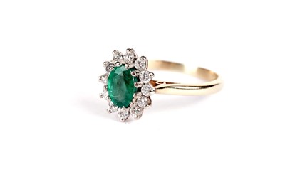 Lot 527 - An emerald and diamond cluster ring