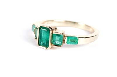 Lot 528 - An emerald five-stone ring