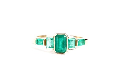 Lot 528 - An emerald five-stone ring