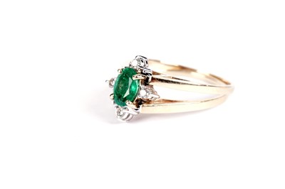 Lot 532 - An emerald and diamond swivel ring