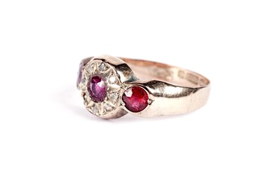Lot 531 - An Edwardian ruby and diamond ring
