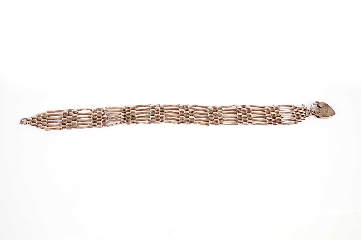 Lot 535 - A 9ct yellow gold bracelet