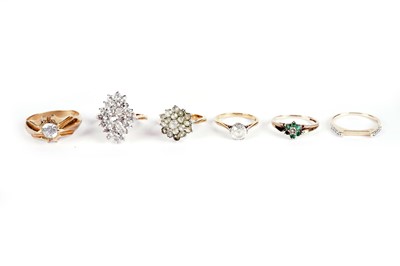 Lot 541 - A selection of gold and other rings