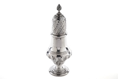 Lot 372 - An Edwardian silver sugar caster