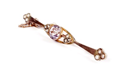 Lot 566 - An amethyst and seed pearl bar brooch