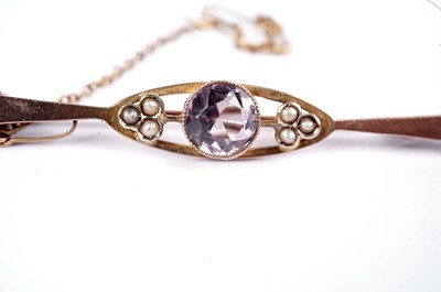 Lot 566 - An amethyst and seed pearl bar brooch