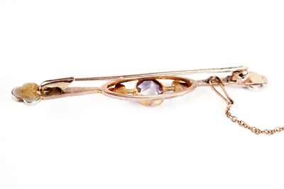 Lot 566 - An amethyst and seed pearl bar brooch