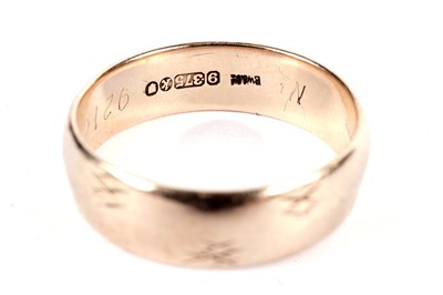 Lot 573 - Two 9ct yellow gold wedding bands; and a signet ring