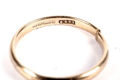 Lot 573 - Two 9ct yellow gold wedding bands; and a signet ring