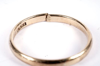 Lot 573 - Two 9ct yellow gold wedding bands; and a signet ring