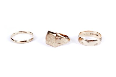 Lot 573 - Two 9ct yellow gold wedding bands; and a signet ring