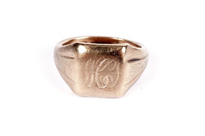Lot 573 - Two 9ct yellow gold wedding bands; and a signet ring