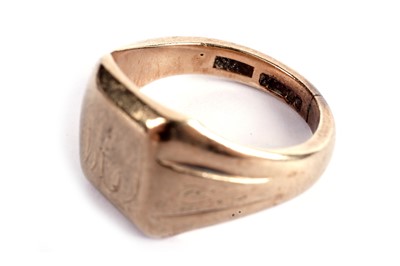 Lot 573 - Two 9ct yellow gold wedding bands; and a signet ring