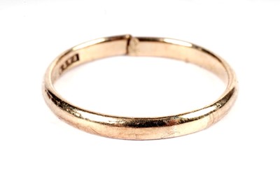 Lot 573 - Two 9ct yellow gold wedding bands; and a signet ring