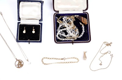 Lot 577 - A selection of gold and costume jewellery