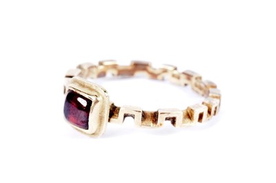 Lot 635 - A garnet and 18ct gold ring