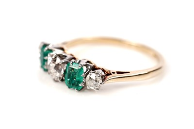 Lot 1205 - An emerald and diamond ring