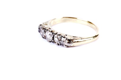 Lot 644 - A diamond five stone ring