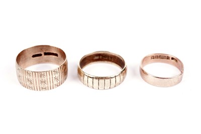 Lot 661 - Three 9ct gold wedding bands