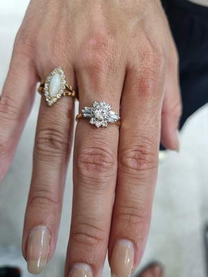 Lot 1209 - An Art Deco diamond dress ring