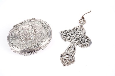 Lot 807 - A Dutch silver snuff box and a crucifix