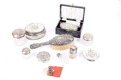 Lot 817 - A selection of small items